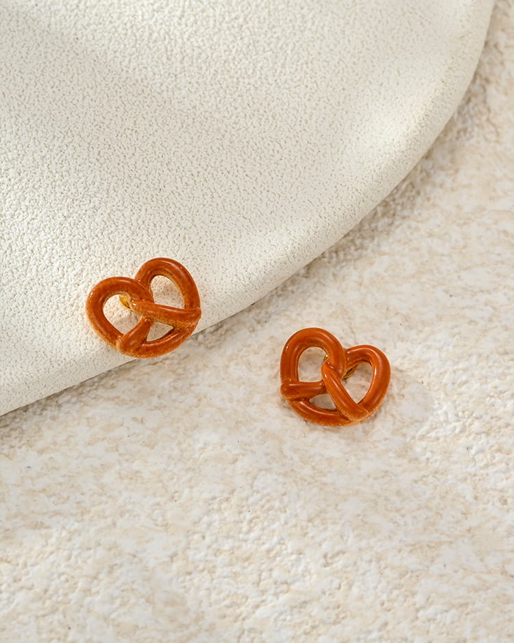 剛出爐的蝴蝶餅麵包 耳針/無耳洞黏貼式耳環 場景展示