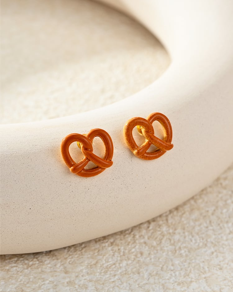 剛出爐的蝴蝶餅麵包 耳針/無耳洞黏貼式耳環 場景展示