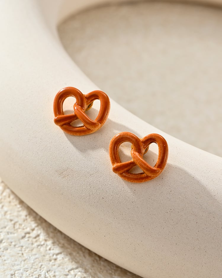 剛出爐的蝴蝶餅麵包 耳針/無耳洞黏貼式耳環 場景展示