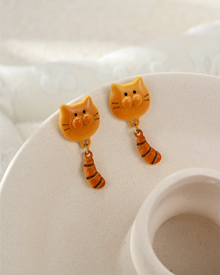 貓貓尾巴麵包 耳針/無耳洞黏貼式耳環 場景展示