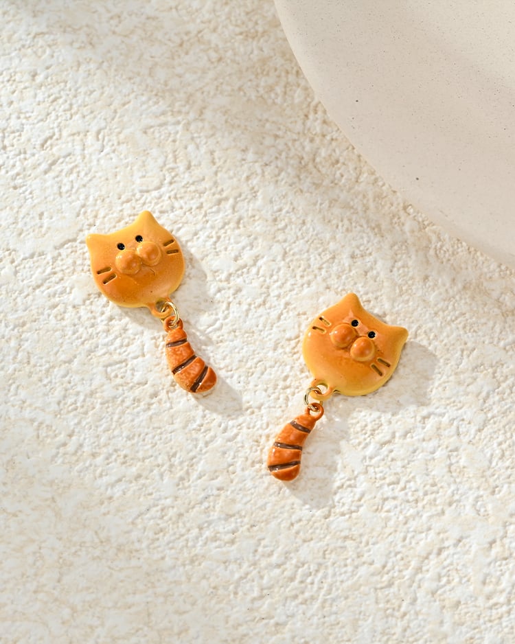貓貓尾巴麵包 耳針/無耳洞黏貼式耳環 場景展示
