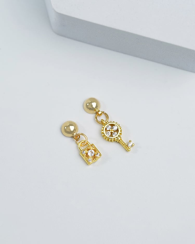 不對稱古典鎖鑰 耳針/無耳洞黏貼式耳環 場景展示