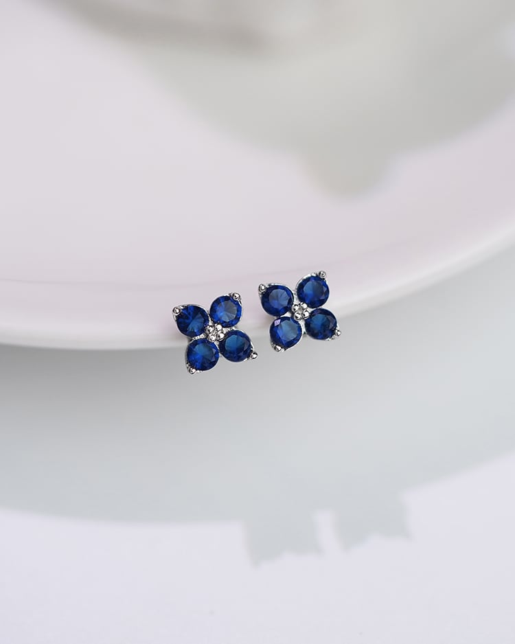 寶藍水鑽花朵 耳針/無耳洞黏貼式耳環 場景展示