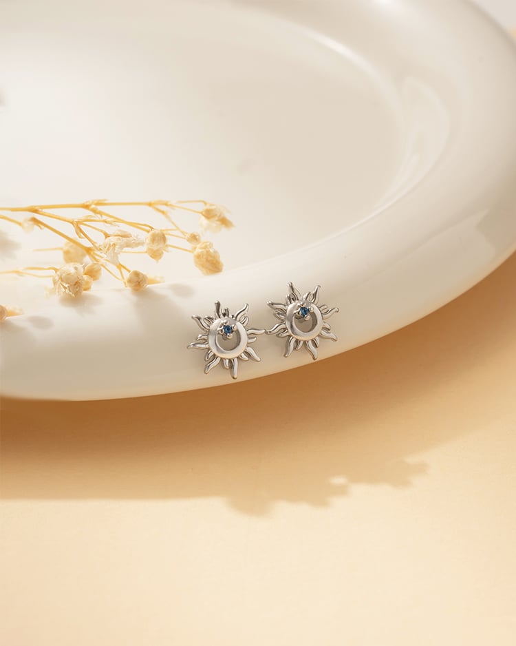 璀璨太陽圖騰藍鑽 耳針/無耳洞黏貼式耳環 場景展示