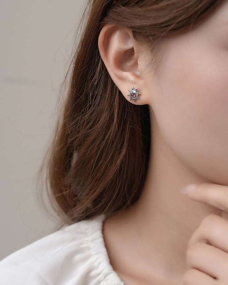 璀璨太陽圖騰藍鑽 耳針/無耳洞黏貼式耳環 模特兒展示