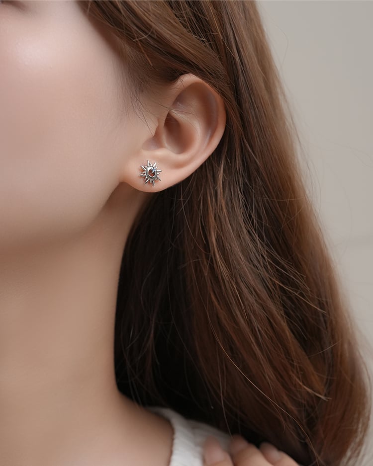 璀璨太陽圖騰藍鑽 耳針/無耳洞黏貼式耳環 模特兒展示