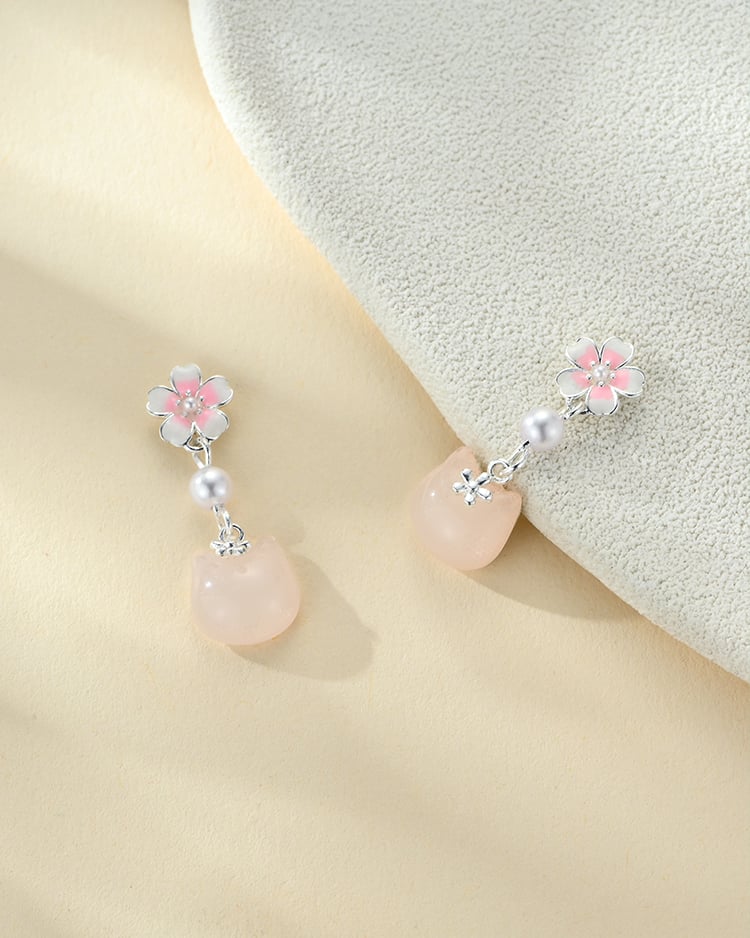 甜美粉櫻珍珠貓咪 耳針/無耳洞黏貼式耳環 場景展示