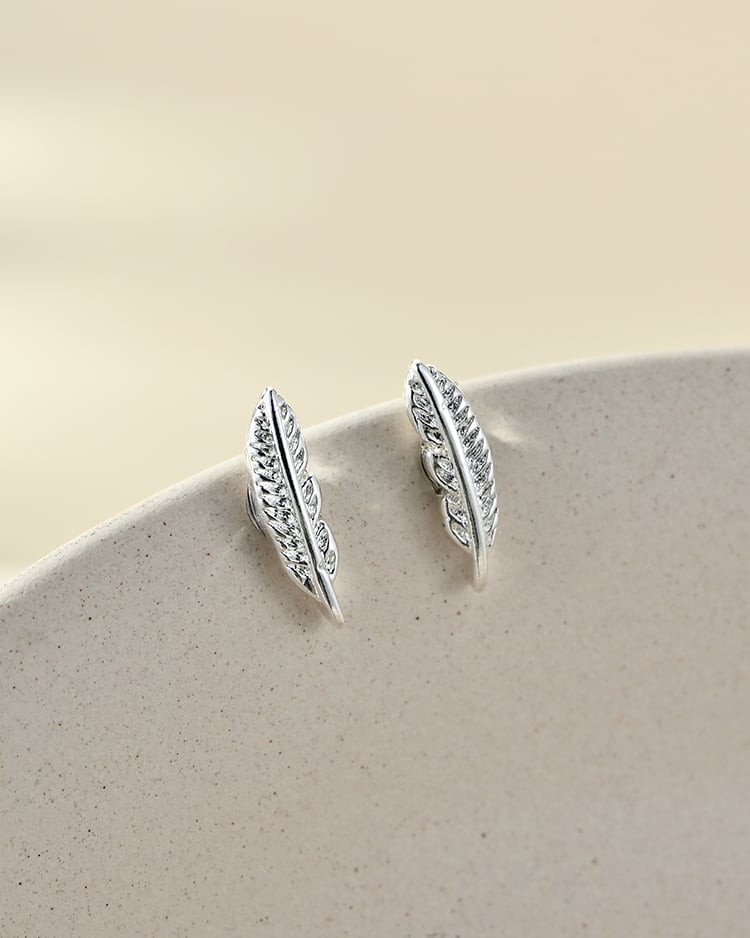簡約質感羽毛 耳針/無耳洞黏貼式耳環 場景展示