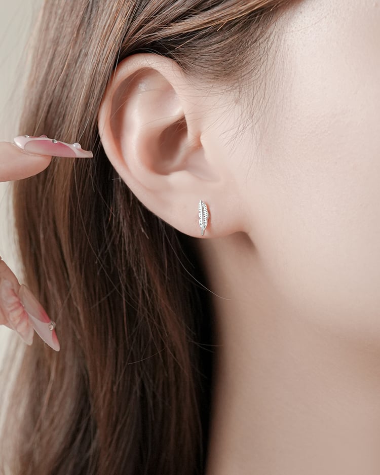簡約質感羽毛 耳針/無耳洞黏貼式耳環 模特兒展示