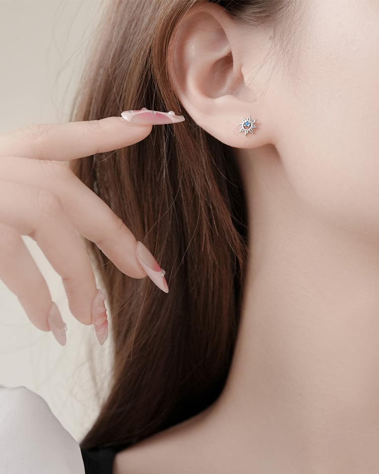絢麗不對稱太陽 耳針/無耳洞黏貼式耳環 模特兒展示