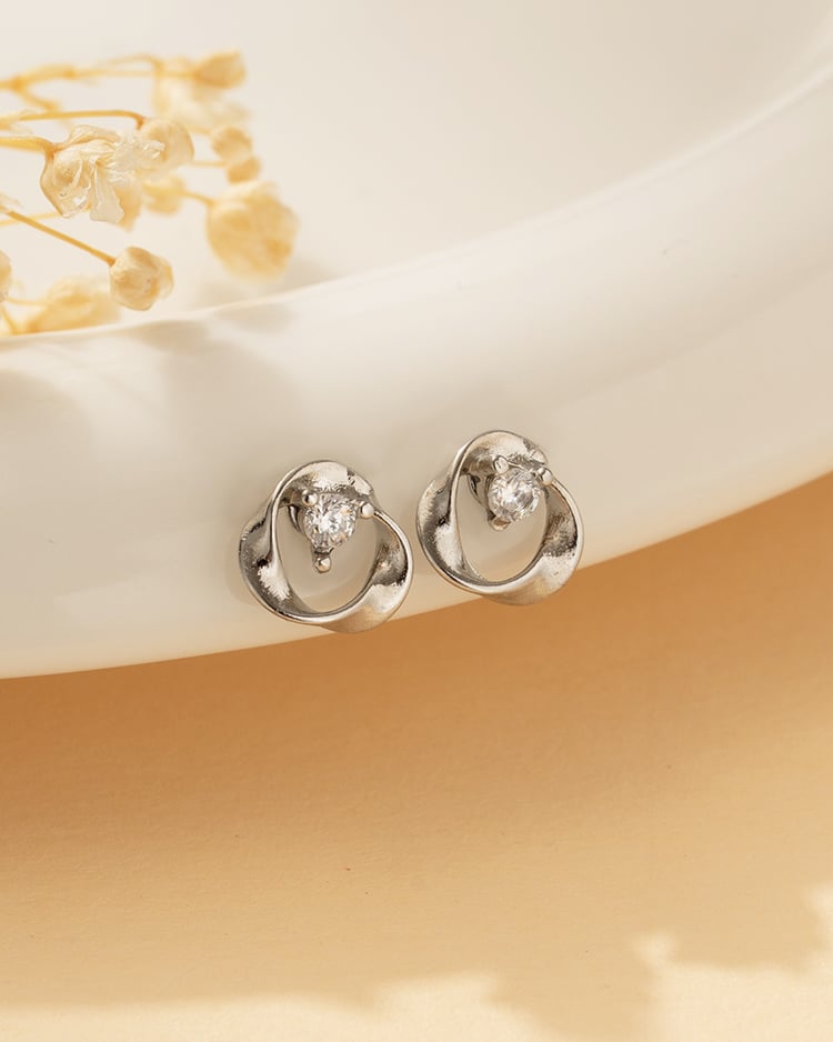 莫比烏斯扭結單鑽 耳針/無耳洞黏貼式耳環 場景展示