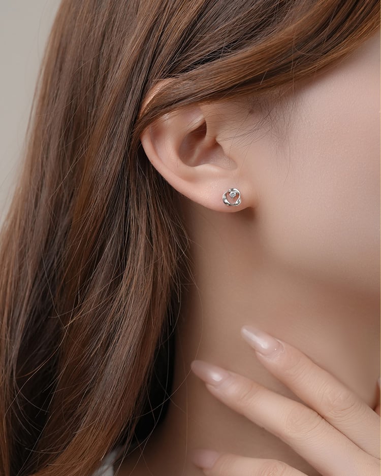 莫比烏斯扭結單鑽 耳針/無耳洞黏貼式耳環 模特兒展示