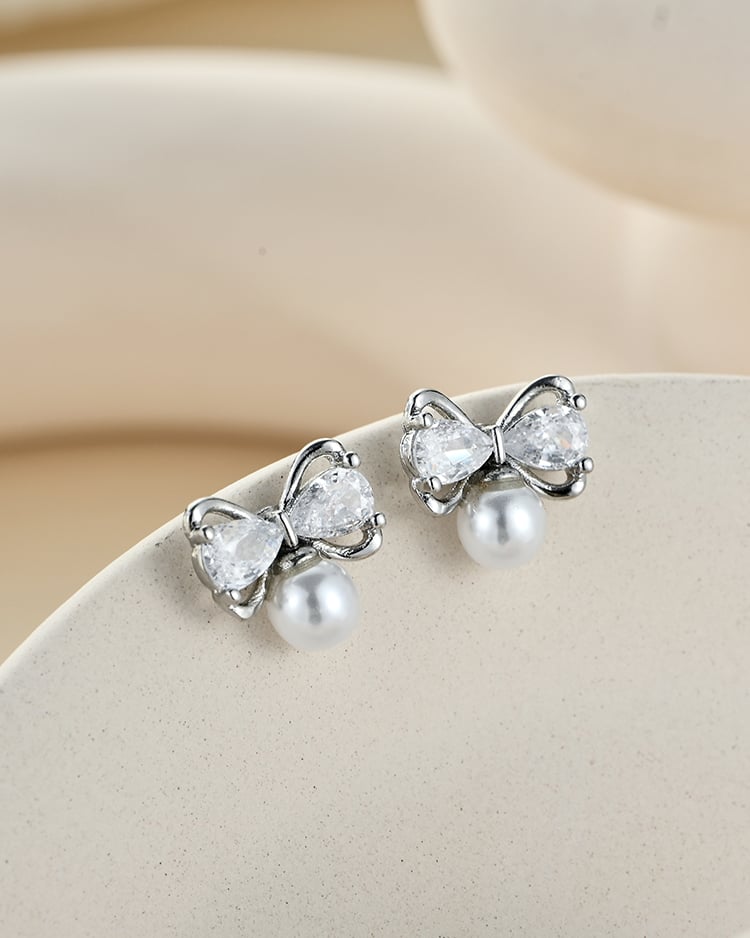 甜美鋯石蝴蝶結珍珠 耳針/無耳洞黏貼式耳環 場景展示
