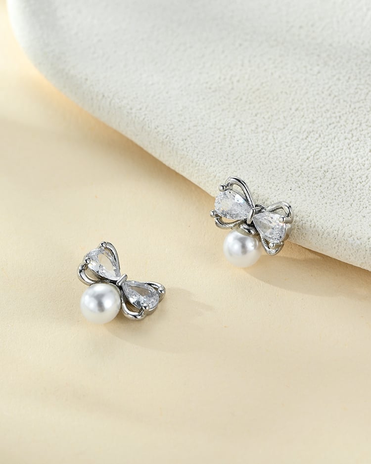 甜美鋯石蝴蝶結珍珠 耳針/無耳洞黏貼式耳環 場景展示