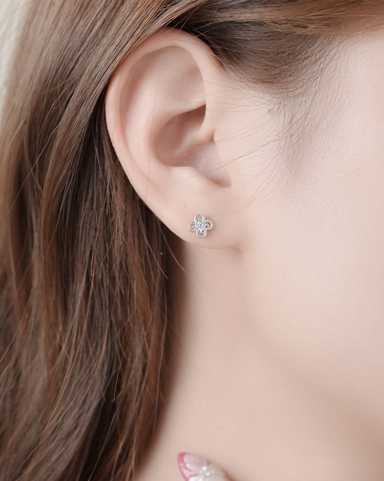 復古滾邊鏤空小花 耳針/無耳洞黏貼式耳環 模特兒展示