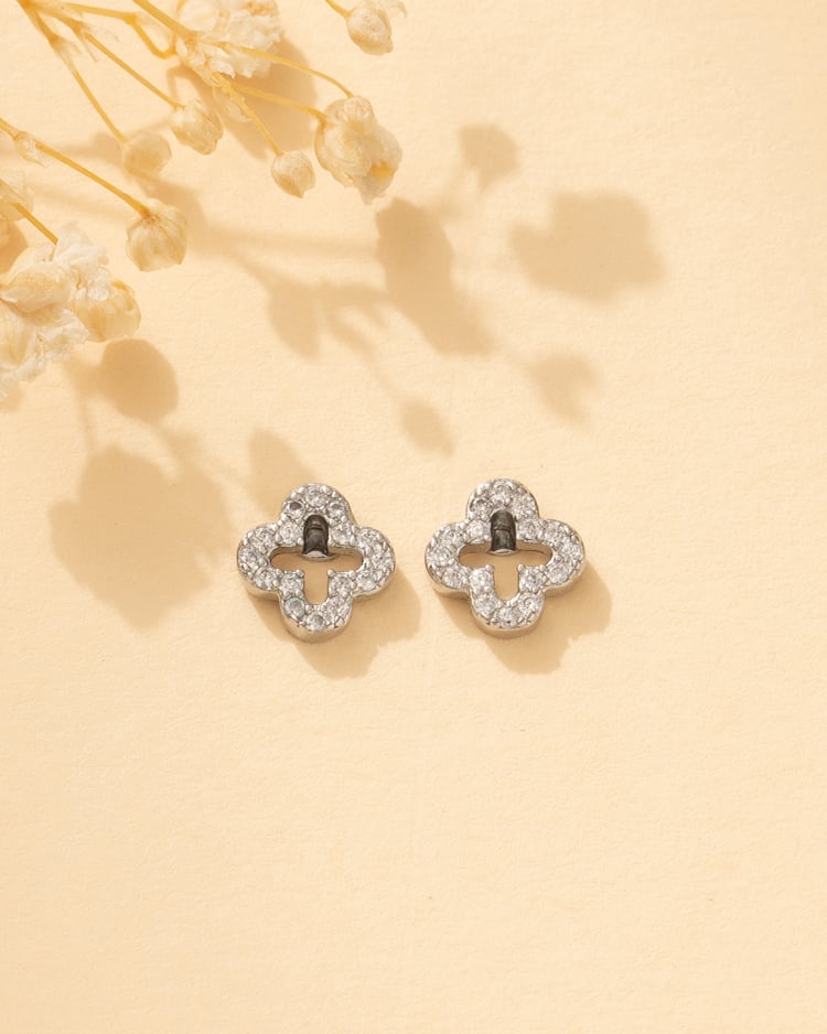 璀璨鏤空幸運草 耳針/無耳洞黏貼式耳環 場景展示