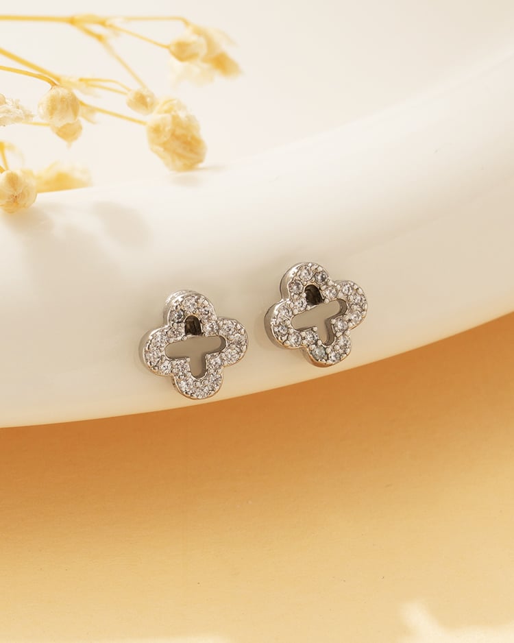 璀璨鏤空幸運草 耳針/無耳洞黏貼式耳環 場景展示