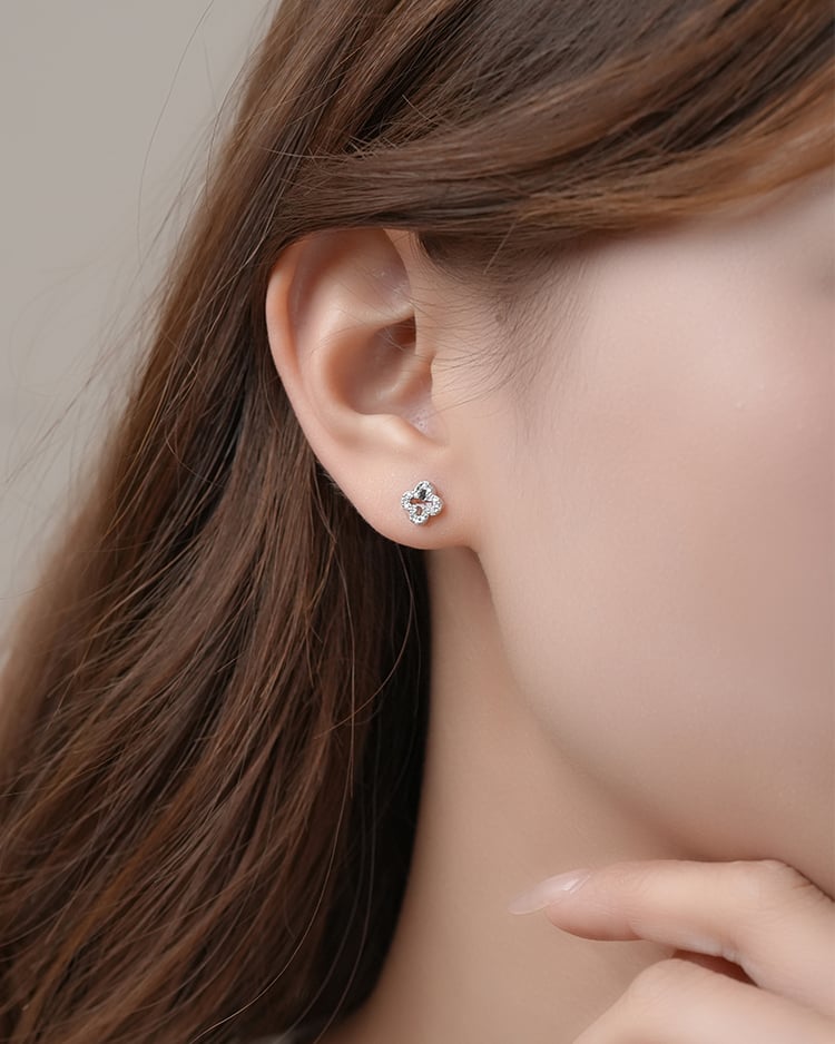 璀璨鏤空幸運草 耳針/無耳洞黏貼式耳環 模特兒展示