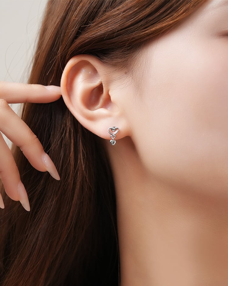 甜美雙心垂墜 耳針/無耳洞黏貼式耳環 模特兒展示