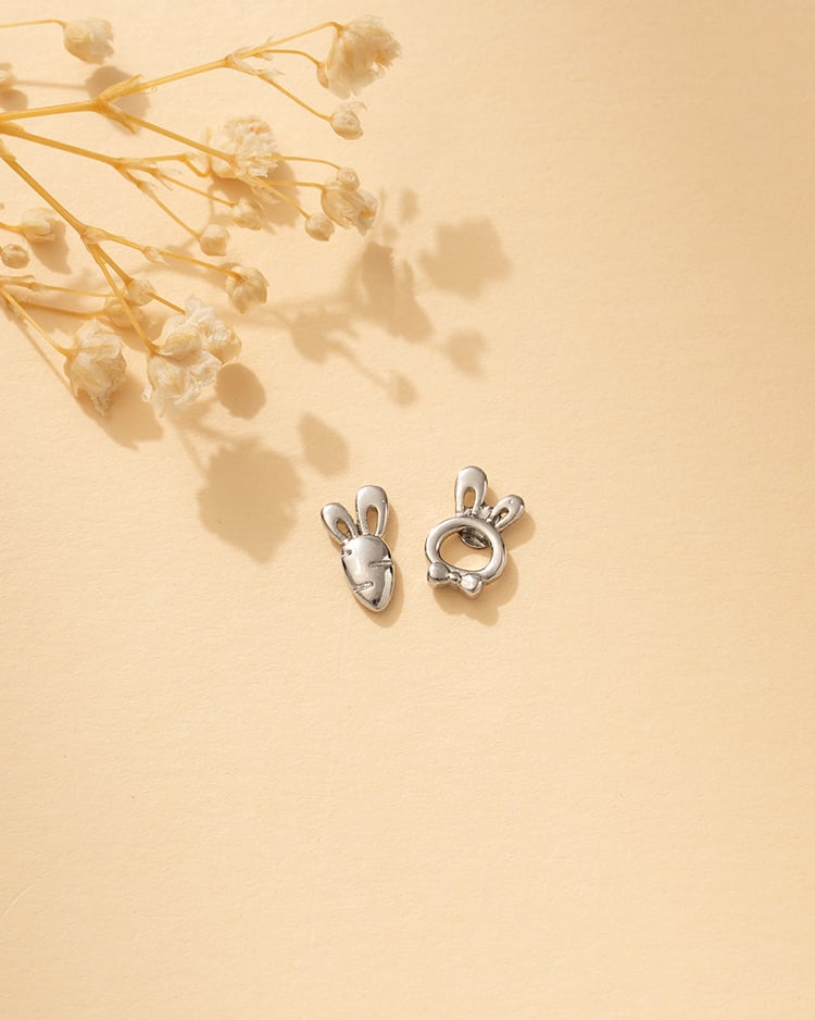 俏皮不對稱萌兔胡蘿蔔 耳針/無耳洞黏貼式耳環 場景展示