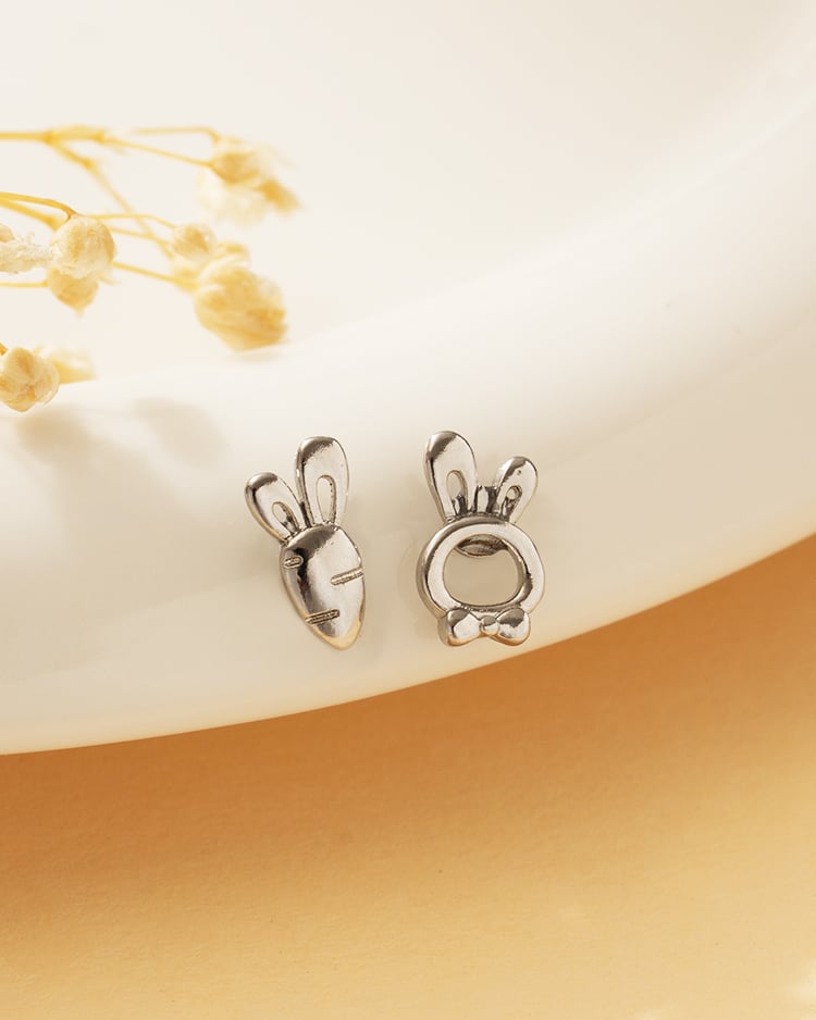 俏皮不對稱萌兔胡蘿蔔 耳針/無耳洞黏貼式耳環 場景展示