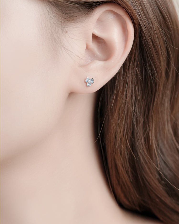 清新藍調三瓣小花 耳針/無耳洞黏貼式耳環 模特兒展示