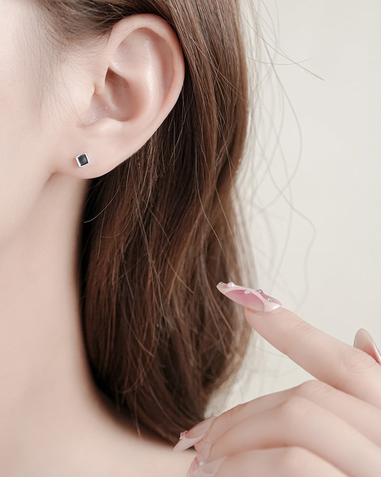 極簡幾何酷黑系列 耳針/無耳洞黏貼式耳環 模特兒展示