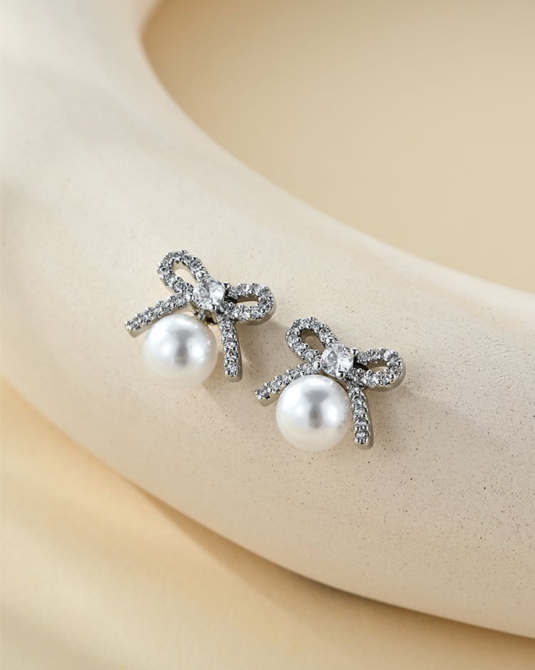 璀璨滿鑽蝴蝶結珍珠 耳針/無耳洞黏貼式耳環 場景展示