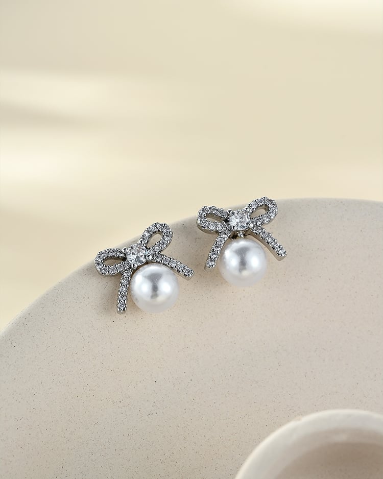 璀璨滿鑽蝴蝶結珍珠 耳針/無耳洞黏貼式耳環 場景展示