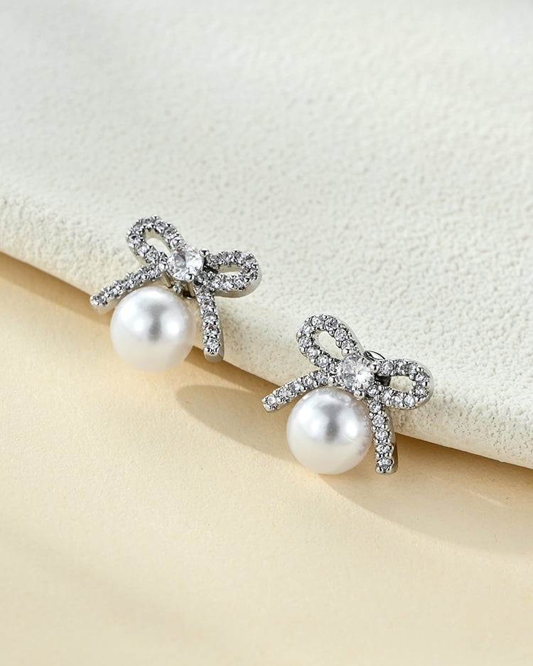 璀璨滿鑽蝴蝶結珍珠 耳針/無耳洞黏貼式耳環 場景展示