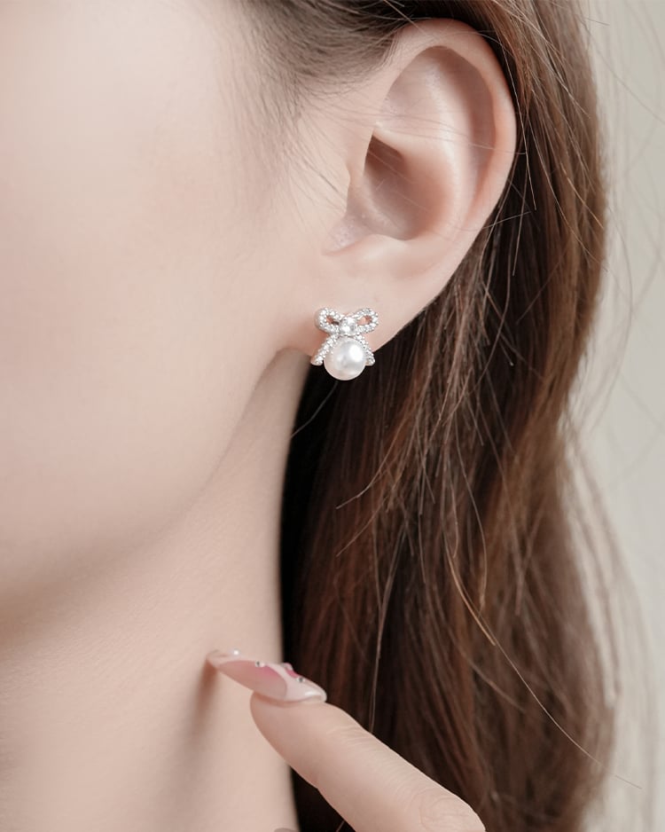 璀璨滿鑽蝴蝶結珍珠 耳針/無耳洞黏貼式耳環 模特兒展示