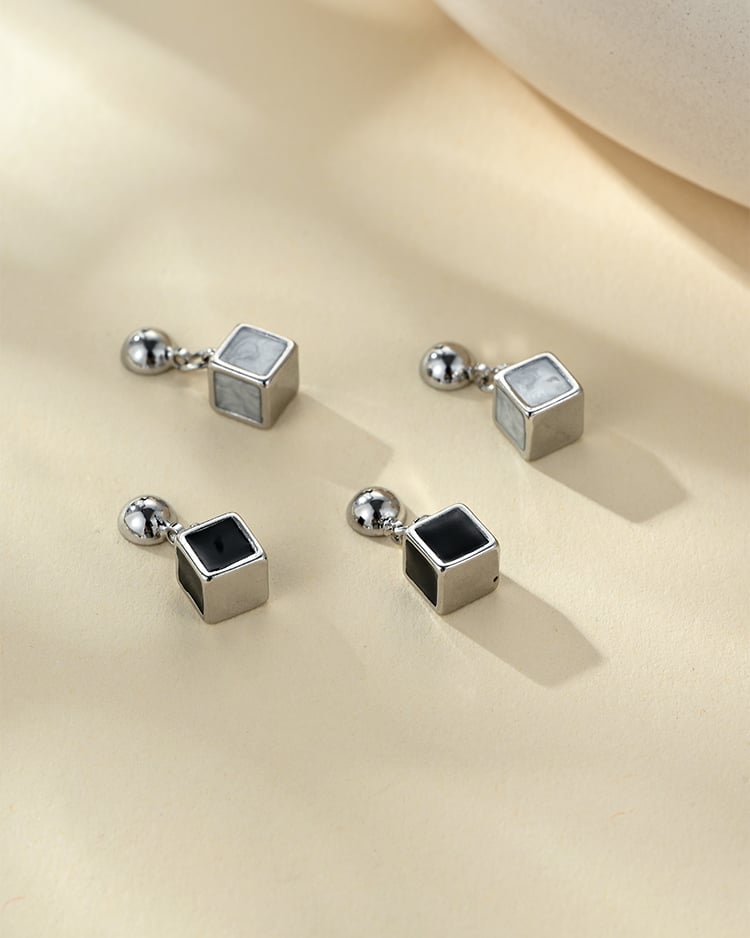 簡約幾何方塊垂墜 耳針/無耳洞黏貼式耳環 場景展示