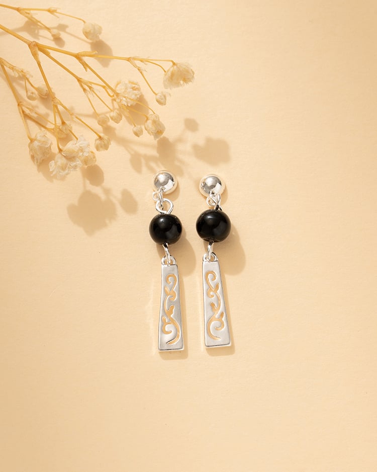 典雅黑珠鏤空長墜 耳針/無耳洞黏貼式耳環 場景展示