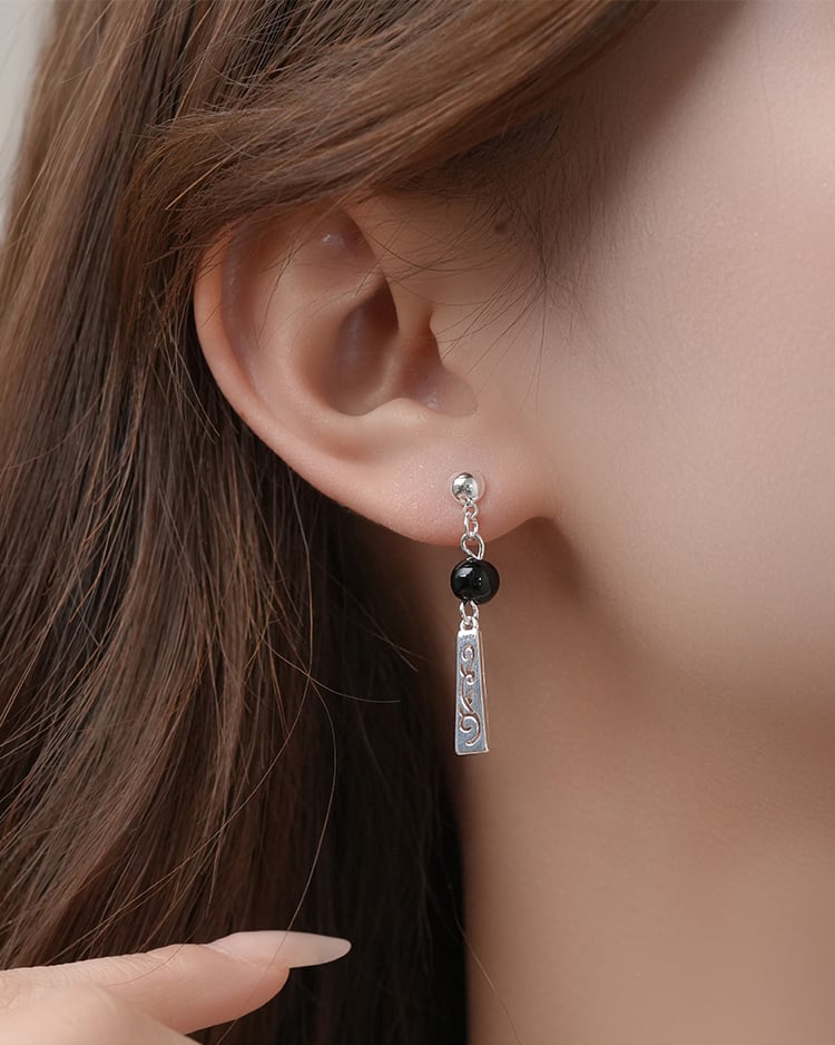 典雅黑珠鏤空長墜 耳針/無耳洞黏貼式耳環 模特兒展示