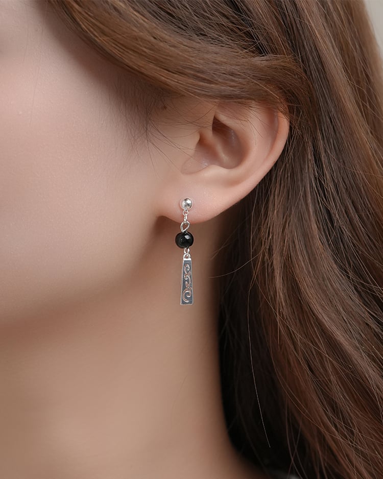 典雅黑珠鏤空長墜 耳針/無耳洞黏貼式耳環 模特兒展示