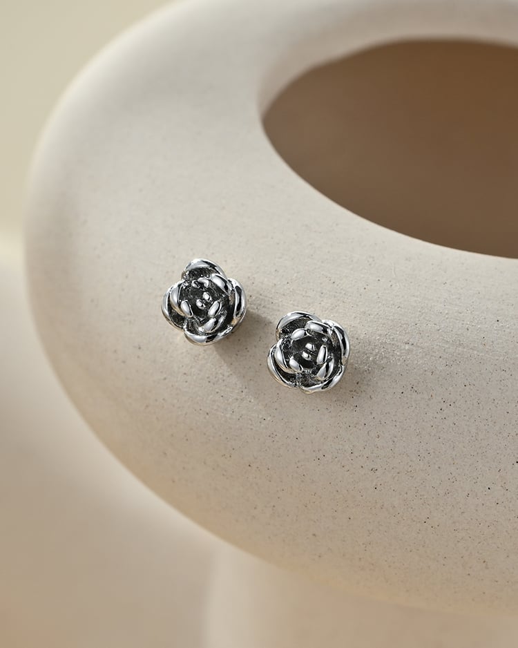 氣質銀色立體玫瑰 耳針/無耳洞黏貼式耳環 場景展示