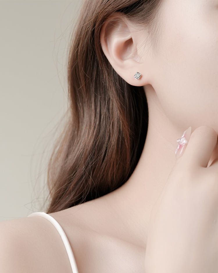 氣質銀色立體玫瑰 耳針/無耳洞黏貼式耳環 模特兒展示