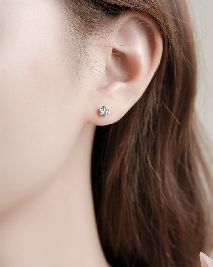 氣質銀色立體玫瑰 耳針/無耳洞黏貼式耳環 模特兒展示