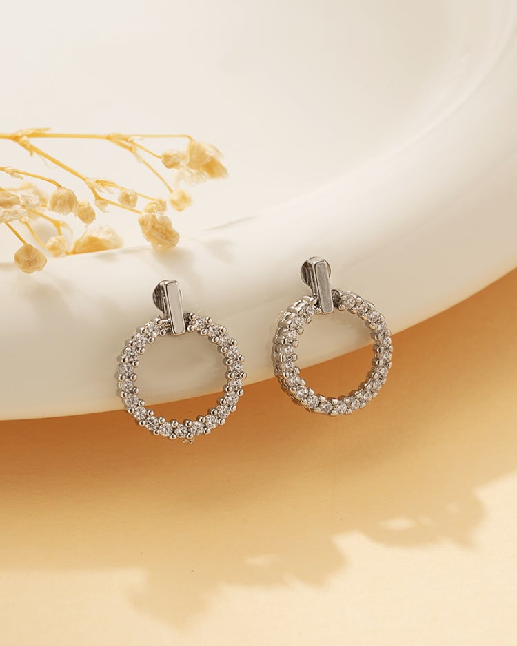 璀璨滿鑽幾何圓圈 耳針/無耳洞黏貼式耳環 場景展示