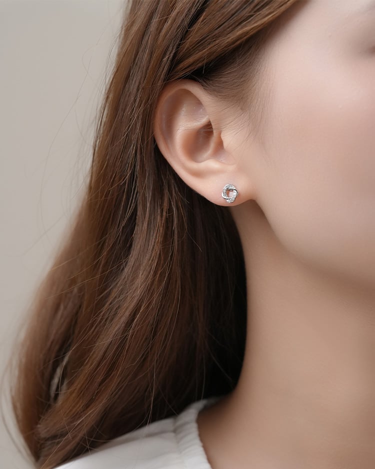 閃耀滿鑽扭結 耳針/無耳洞黏貼式耳環 模特兒展示