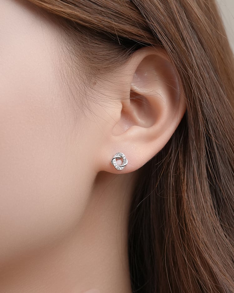 閃耀滿鑽扭結 耳針/無耳洞黏貼式耳環 模特兒展示