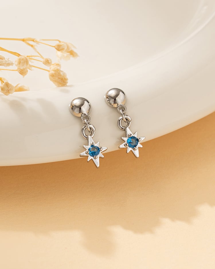 璀璨星芒藍鑽垂墜 耳針/無耳洞黏貼式耳環 場景展示