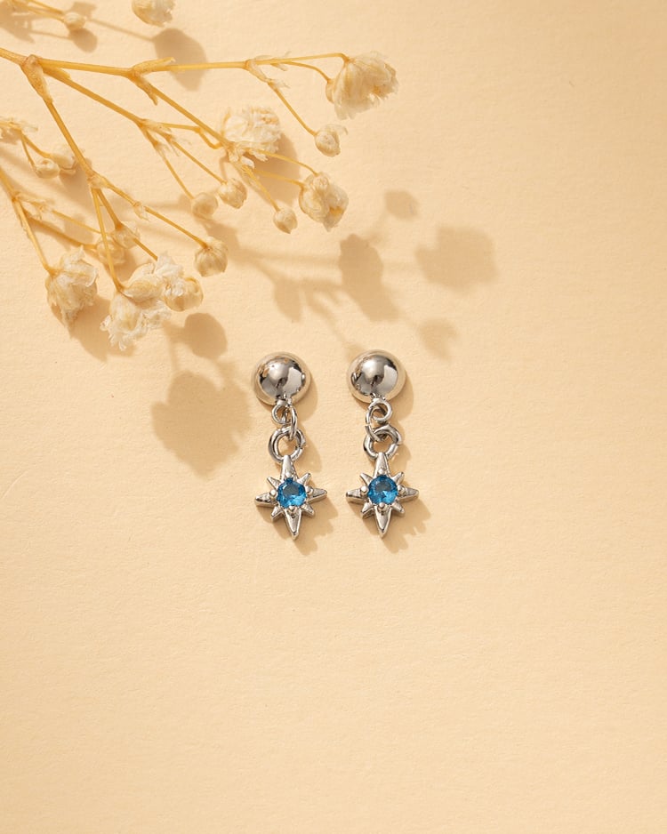 璀璨星芒藍鑽垂墜 耳針/無耳洞黏貼式耳環 場景展示