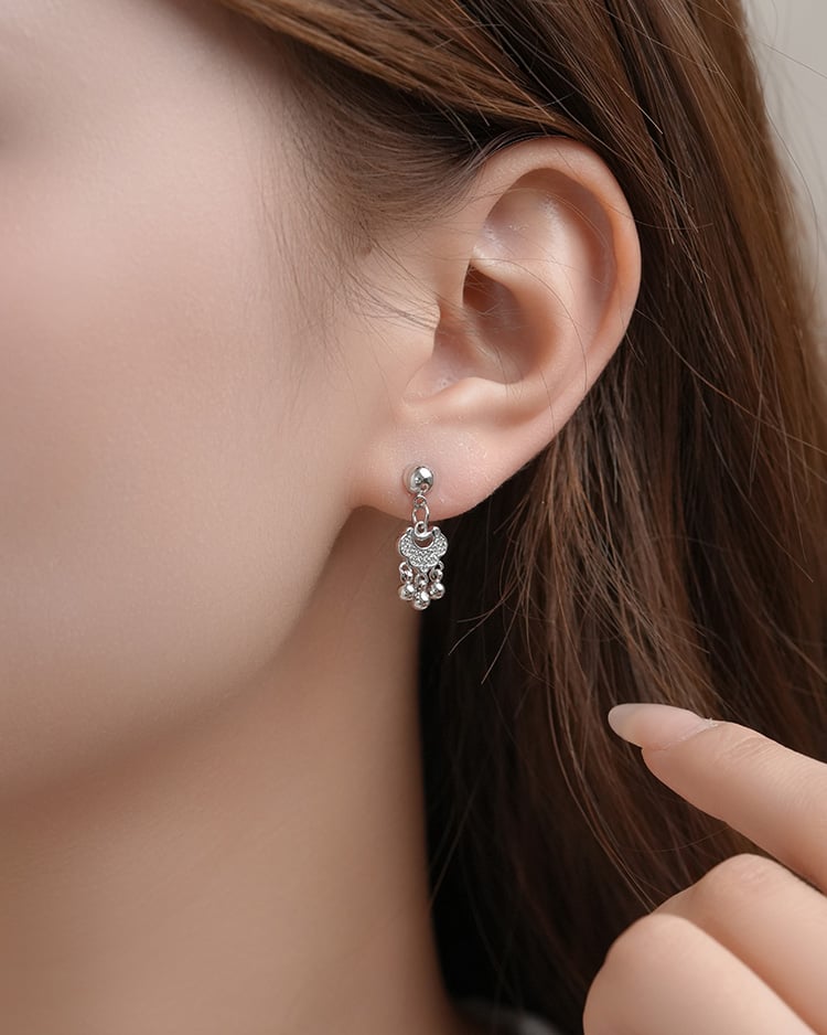 閃耀如意長命鎖 耳針/無耳洞黏貼式耳環 模特兒展示