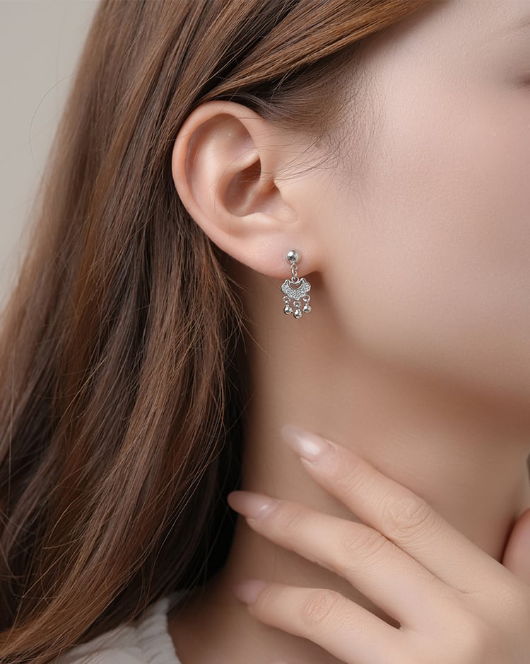 閃耀如意長命鎖 耳針/無耳洞黏貼式耳環 模特兒展示