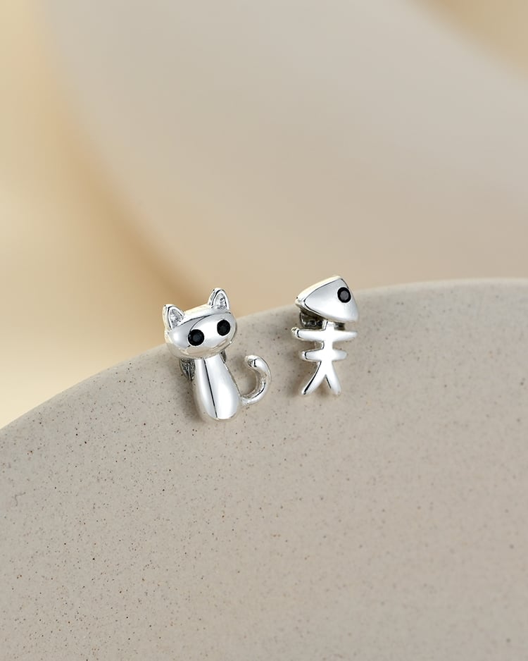 貪吃貓咪與魚骨頭 耳針/無耳洞黏貼式耳環 場景展示