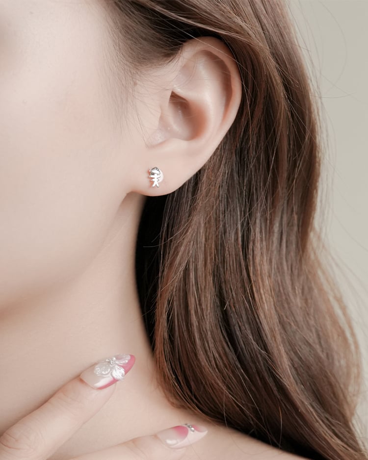 貪吃貓咪與魚骨頭 耳針/無耳洞黏貼式耳環 模特兒展示