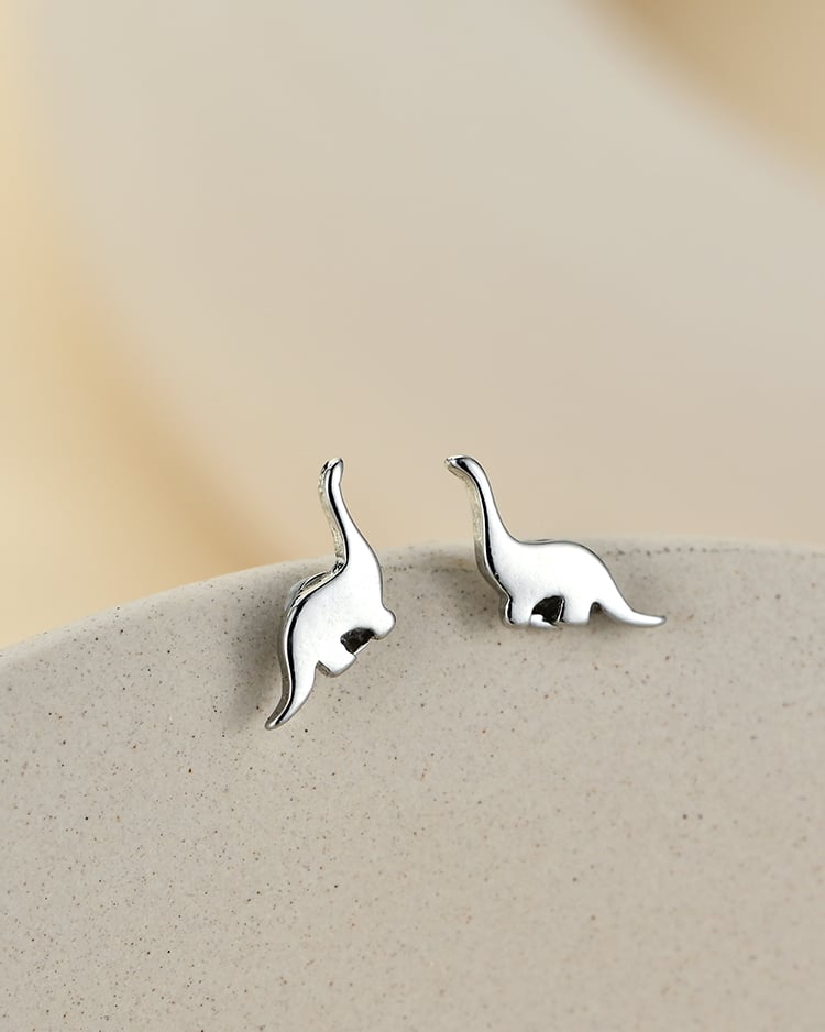 個俏皮銀色小恐龍 耳針/無耳洞黏貼式耳環 場景展示