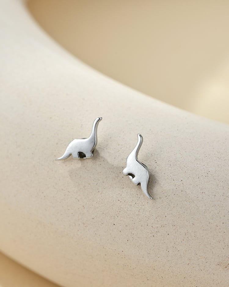 個俏皮銀色小恐龍 耳針/無耳洞黏貼式耳環 場景展示
