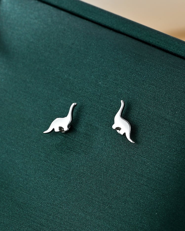 個俏皮銀色小恐龍 耳針/無耳洞黏貼式耳環 場景展示